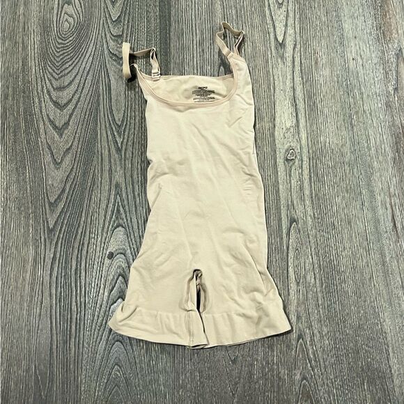 NWOT Skims Everyday Sculpt Mid Thigh Bodysuit Shapewear Scoop Neck Cream Size M - Picture 1 of 3